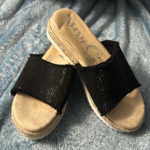 Very G women’s size 10 black sparkling slides